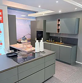 Moderne Küche in Mineralgrün mit hochwertiger Ceramic Arbeitsplatte