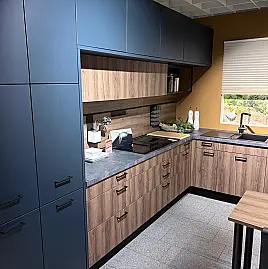 Schüller Designküche in Tiefblau & Nussbaum