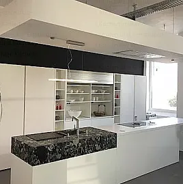 Zeitlos moderne Küche mit Granitblock