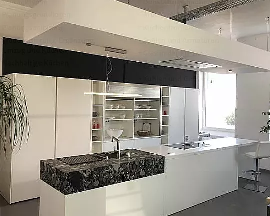 Zeitlos moderne Küche mit Granitblock - Unitec Solid KD 1026 weiß