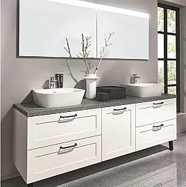 Exklusives Badezimmer - Lack Weiß matt - 2 Waschtische - Quarzsteinplatte - 2 LED-Spiegel - Messestück