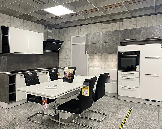 Große Einbauküche in Lacklaminat Alpinweiß supermatt inklusive Geräten - Touch 332