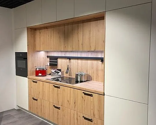 Diese Deckenhohe-Küche kombiniert stilvoll Holz mit Mattlack - AV 1095 -Sommereiche-