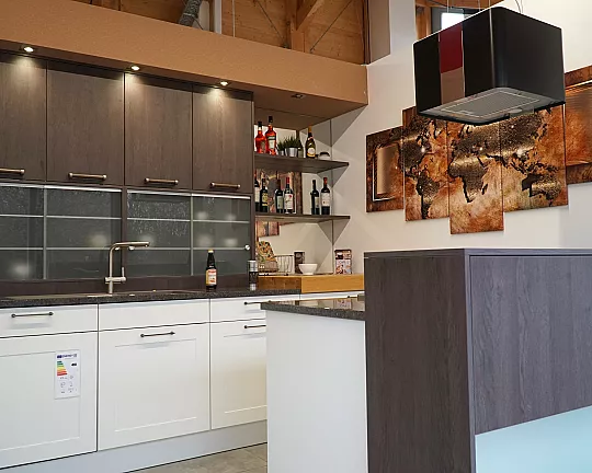 Moderne Landhausküche kombiniert mit Eiche Nougat - Lotus Rahmen weiß matt