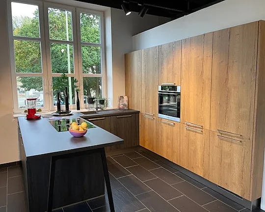 Elegante Küche mit viel Stauraum und Regalen (Koje 08b) - U-Küche in Schwarzstahl und Holzoptik
