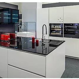 Küche Weiss SoftMatt, Komposit Arbeitsplatte mit Elektrogeräten