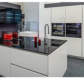 Musterküche: Sonstige Küche Weiss SoftMatt, Komposit Arbeitsplatte mit Elektrogeräten  (Nobilia, Schüller)