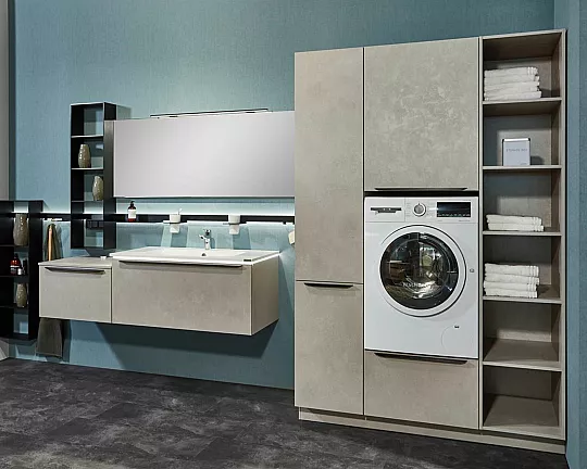 Exklusives Badezimmer mit Waschtisch, LED-Spiegel, LED-Relingsystem inkl. hochgebauter Waschmaschine von Bosch - Riva Beton Sand NB