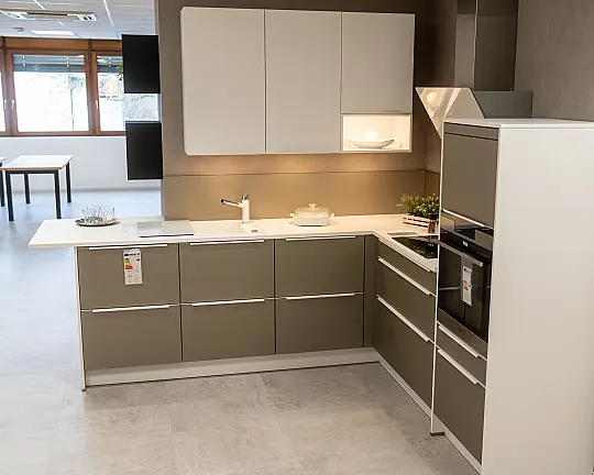 Häcker-Küche mit Smartglas-Fronten incl. Geräte + Spüle - N132 SMART Sandgrau metallic + N588 Perfect Soft kristallweiß