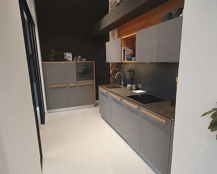 TEAM 7 cera line Küchenzeile in Grau mit Holzgriffleisten in TEAM 7 Küche Wien