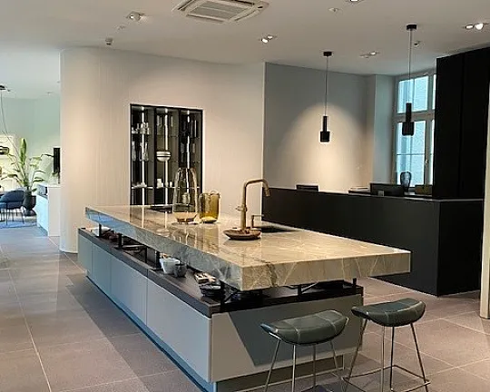 exklusive, neue moderne Küche mit Naturstein Sephora in Alu Champagner, Herbstgrau, Eiche grau inkl. Bora X-BO, Prof. Gessi, indir. Beleuchtung - +Modo