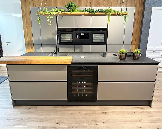 XXL-Combidampfgarer mit Selbstwasch-Automatik. Backofen mit Kernthermometer, Klimagaren & Pyrolyse. Kaffeeautomat. Wärmeschublade. Induktion mit Muldenlüfter & Top-Filtertechnik. XL-Kühlschrank mit Frischeschubladen & NoFrost-Gefrierer. 2Zonen-Weinkühler! - LUXUS IN TAUPE | NERO | EICHE | OBSIDAN MATT. Verwöhnaroma bis ins Detail: Edle HighTech-Fronten "Taupe Metallic Matt" harmonieren faszinierend mit neuestem Gerätedesign "Obsidianschwarz Matt", Naturstein "Nero Zimbabwe flamed & brushed" und Eiche Natur.