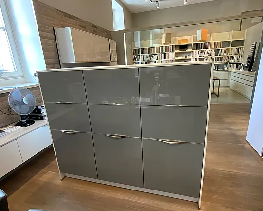 Sideboard beidseitig bedienbar. - Sideboard