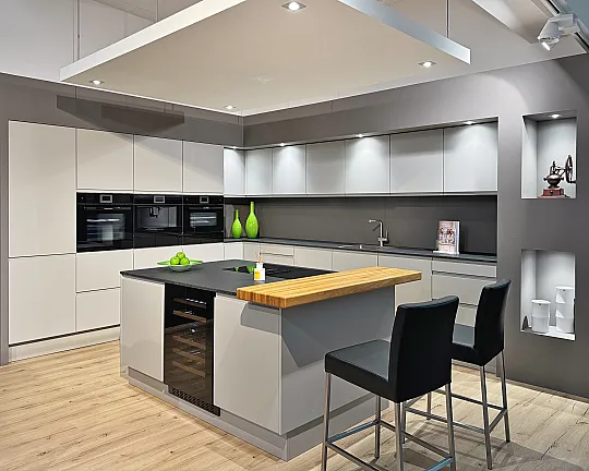 BEGEISTERNDE GERÄTEAUSSTATTUNG: Pyrolyse-Backofen und Kombidampfgarer (beide mit Kerntemperatursensor), Einbau-Kaffeevollautomat, Wärmeschublade, berbel Muldenlüfter mit Induktion, Kühlschrank mit Frische-Schubladen & NoFrost-Gefrierer, 2Zonen-Weinkühler! - "EINMAL UMS ECK UND RUNDUM GLÜCKLICH" - LUXUSKÜCHE. Grifflose Fronten in edlem Samtmattlack, afrikanischer Naturstein, Theke & Einsätze in echter Eiche, 24 Auszüge + Eck-Karussell! SEHR FLEXIBEL AUFSTELLBAR mit Ecke linksrum/rechtsrum oder ganz ohne Ecke!