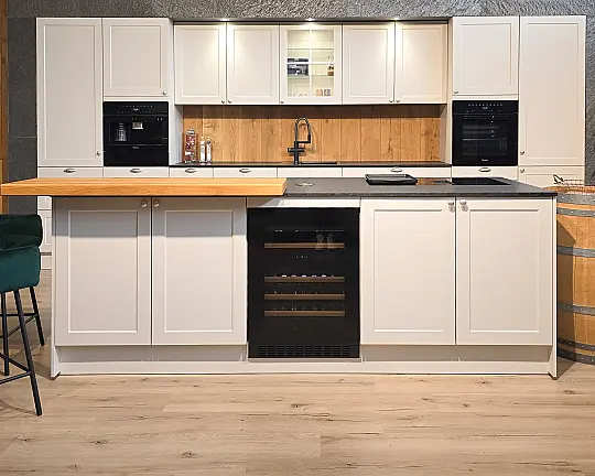 AUCH DIE GERÄTEAUSSTATTUNG IST TRAUMHAFT: Top Kombidampfbackofen, Einbau-Kaffeeautomat, Wärmeschublade, NoFrost-Gefrierer, 2-Zonen-Weinkühler, berbel Performance-Muldenlüfter mit permalyt-Filter. FLEXIBEL AUFSTELLBAR! Upgrade Blanco-Wassersystem möglich! - GROßE LUXUSKÜCHE "VIENNA" IM MODERN INTERPRETIERTEN LANDHAUS-LOOK MIT VERWÖHNAUSSTATTUNG: wunderschöne Materialien wie seidiger Satinlack in feinem Muschelweiß, geflammter Naturstein aus Afrika, Schubladeneinsätze und Theke in echter Eiche - alles dabei!