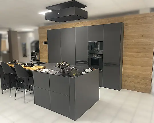 Hochwertige LEICHT Küche mit Gaggenau Geräten - Exklusive Küche in Carbongrau mit Gaggenau Geräten und Dekton Arbeitsplatte