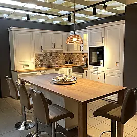 Traumhafte Landhausküche mit Insel und Neff-Geräten