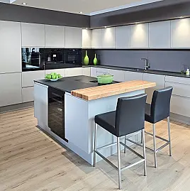 TOP GERÄTEAUSSTATTUNG! Pyrolyse-Backofen mit Kerntemperatursensor, Kombidampfgarer, Kaffeevollautomat, Wärmeschublade, berbel permalyt-Muldenlüfter mit Induktion, Kühlschrank mit Frische-Schubladen & NoFrost-Gefrierer, 2-Zonen-Weinklimaschrank!