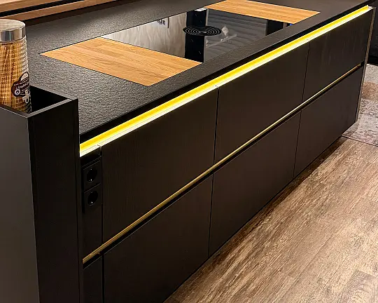 Bauformat Design-Musterküche mit Kochinsel, Naturstein & BORA – ca. 3,00 × 4,90 m - Designküche von Bauformat mit Kochinsel und Premium-Ausstattung