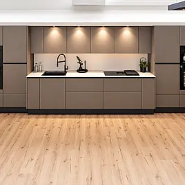 TOP-MIELE-GERÄTEAUSSTATTUNG mit Backofen, Dampfbackofen und Kaffeevollautomat! berbel Muldenlüfter mit permalyt-Filter & Induktionskochfeld! Komfortabel höher platzierter Geschirrspüler! Weinklimaschrank & großer Kühlschrank mit 4-Sterne-Gefrierfach!