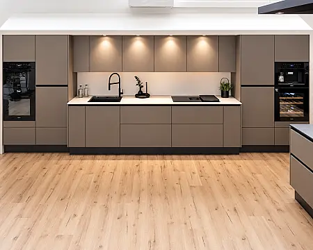 Schüller Küchentraum in Sepiabraun & Taj Mahal: Flexibles Ensemble sucht neuen Standort! Mit Keramik-Arbeitsplatte im Look TAJ MAHAL | Matera Colour-Fronten in SEPIABRAUN | Keramikspüle Villeroy & Boch mit flexibler Armatur | Quooker oder Blanco optional möglich! · TOP-MIELE-GERÄTEAUSSTATTUNG mit Backofen, Dampfbackofen und Kaffeevollautomat! berbel Muldenlüfter mit permalyt-Filter & Induktionskochfeld! Komfortabel höher platzierter Geschirrspüler! Weinklimaschrank & großer Kühlschrank mit 4-Sterne-Gefrierfach!