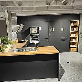 Moderne U - Küche mit Durchgangstüre