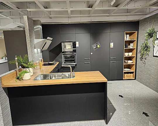 Moderne U - Küche mit Durchgangstüre - Fabio soft