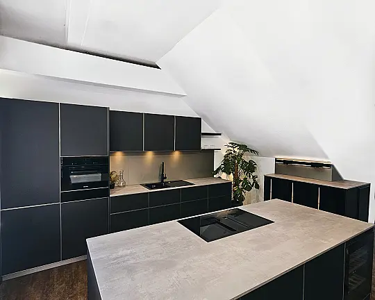 Schwarz matt mit Alu- miniumkanten - ALU-TEC 7900