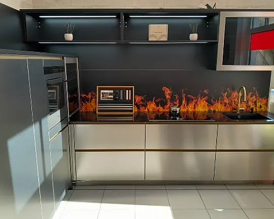 Industrielook in Harmonie mit gelbgoldenen Griffmulden - | Inox