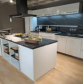 Moderne Insel-Küche in Weiß Hochglanz lackiert