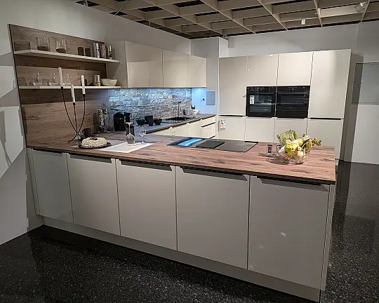 Viel Platz? Viel Küche in Hochglanz Lackiert! - Nova Lack 732 Magnolia Lack Hochglanz