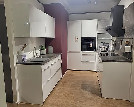 Ausstellungsküche mit Glasfronten - C. Glasline glanz