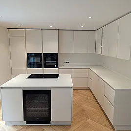 Moderne L-Küche mit Kochinsel, ohne Geräte und ohne Arbeitsplatte