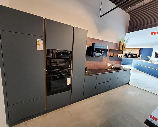 Moderne Musterküche in Fjordblau mit goldenen Akzenten - 945 Easytouch 966 Lacklaminat Fjordblau