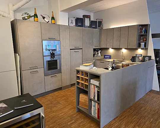 U-Form mit Halbinsel, besondere Schränke & Arbeitsplatten - BONITA Echtbeton (individuell gespachtelt) grau B0002, Korpus Cobaltgrau K105