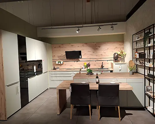 Koje 17 - Biella L235 Steingrau Satin, Griffleiste, APL K048 Patagonia Eiche Nbldg.