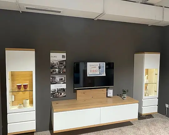 2 Vitrinen 45 cm, TV- Sideboard 180 cm, indirekte Bel., TV- Halterung, Repeater - TV- Kombination, hängend, Lack Weiß, Absetzung Eiche Natur furniert, EM Fame