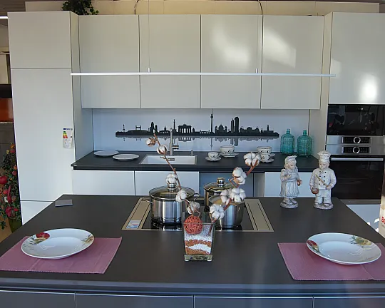 Slice Metal Line XT HPL - Moderne Inselküche mit DEKTON Arbeitsplatte