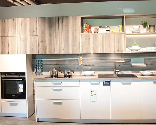 Helle Küchenzeile mit Eiche-Akzenten - NOV