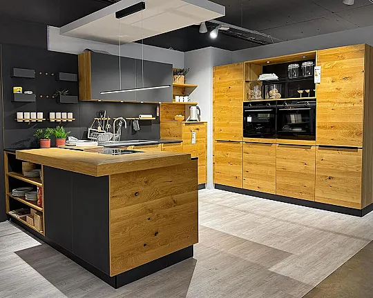 Massivholz-Musterküche von Walden mit Siemens Elektrogeräten - EIWI