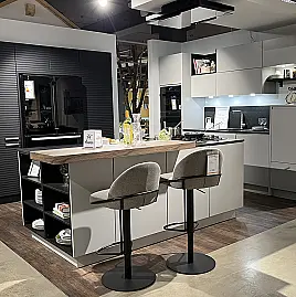 Großzügige Inselküche mit Gas-Kochstelle