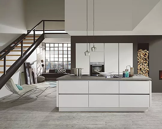 Design-Küche Antifingerprint Lack in Weiß Premium matt mit Bosch Geräten - Reddy Lackfront mit Antifingerprint-Eigenschaft und umlaufender Kante