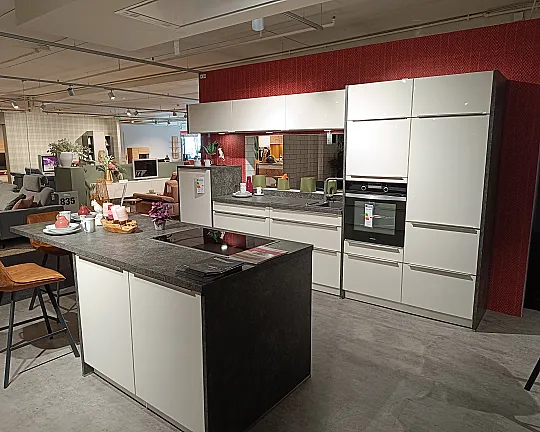 Hochwertige Hochglanz Küche mit Constructa Geräten und Falmec Deckenlüfter - Sorrento Plus