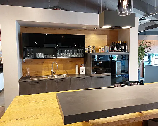 Modern und gemütlich zugleich: Küchenzeile mit Insel und großer Theke - Systemat AV1097 Alteiche natur / AV1070 Spachtelbeton graphit