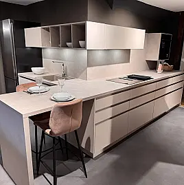 Hochwertige Ausstellungsküche in Sand mit Sitzgelegenheit