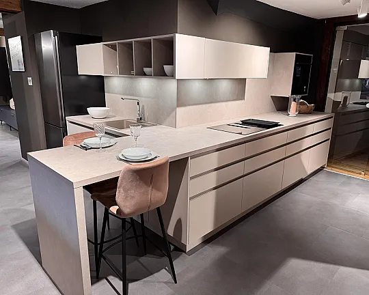 Hochwertige Ausstellungsküche in Sand mit Sitzgelegenheit - Ausstellungsküche