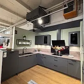 Moderne klein Küche mit eleganter Glasrückwand