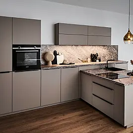 Edles Küchendesign mit dunkler Eleganz und hochwertiger Ausstattung