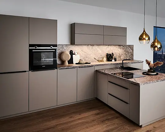 Edles Küchendesign mit dunkler Eleganz und hochwertiger Ausstattung - Einbauküche Velluto / Meran in Lava & Marmoroptik