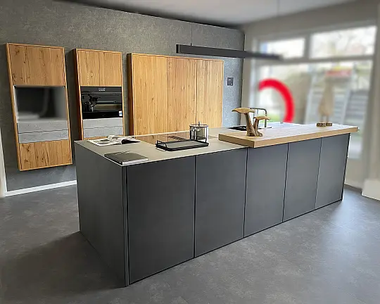 Vollwertige Ausstellungsküche mit massiver Edelstahl Arbeitsplatte - Hochschrankwand mit Koch- und Spülinsel Concrete und Eiche massiv